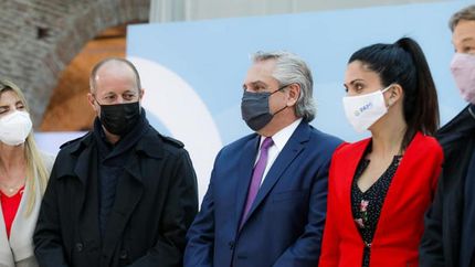 El Presidente junto a intendentes y funcionarios del gabinete.