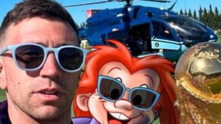 Dibu y Dibu, con la copa.