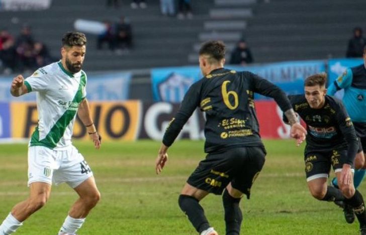 Banfield goleó a Argentino de Merlo.