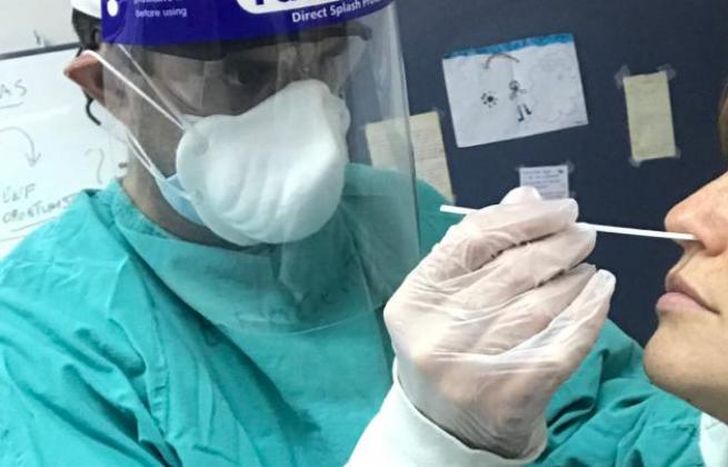 Eugenia, hisopada por su compañero.