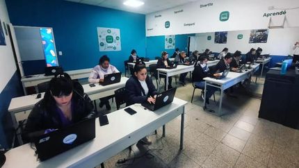 El lugar está equipado con 16 computadoras.
