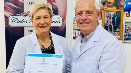 Chus, la directora, recibió el certificado y agradeció el apoyo.