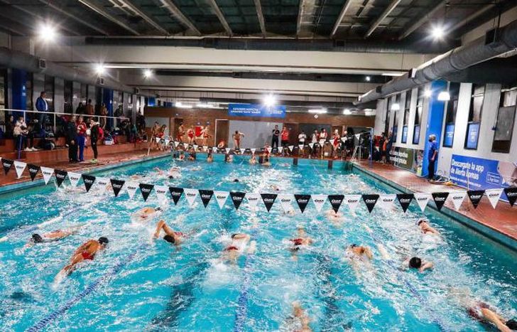 Colocaron iluminación LED en el natatorio.