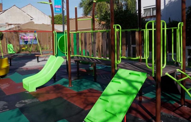 Instalaron nuevos juegos con un piso antigolpes.