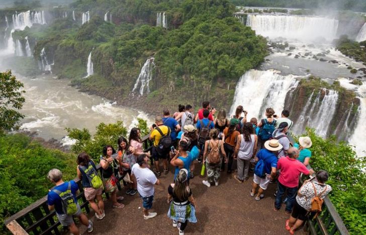 Un informe indicó que durante el fin de semana largo viajó más gente, pero se gastó menos.