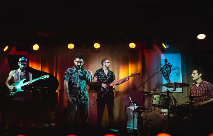 Recorren las canciones de Spinetta.