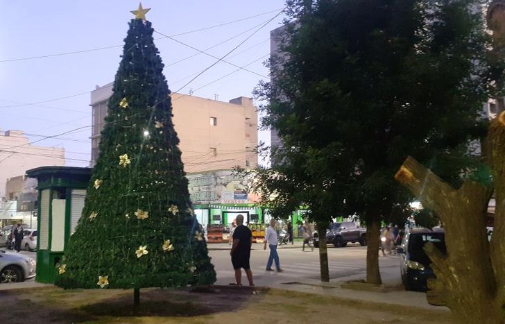 El árbol va a ser bendecido y luego quedará iluminado.