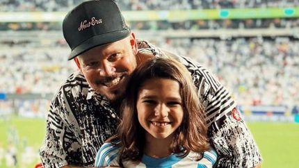 Residente y su hijo Milo.