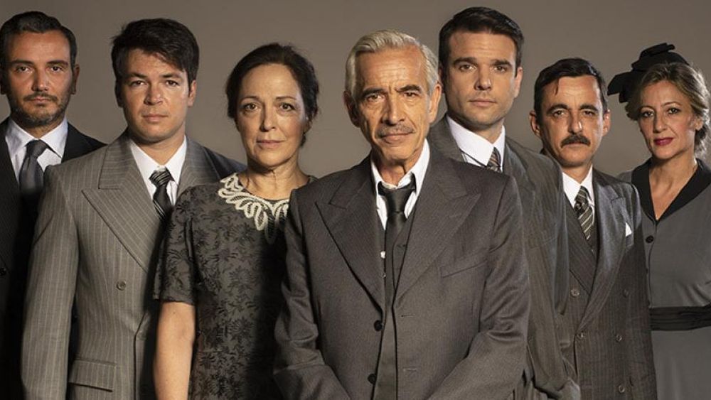 Imanol Arias y elenco.