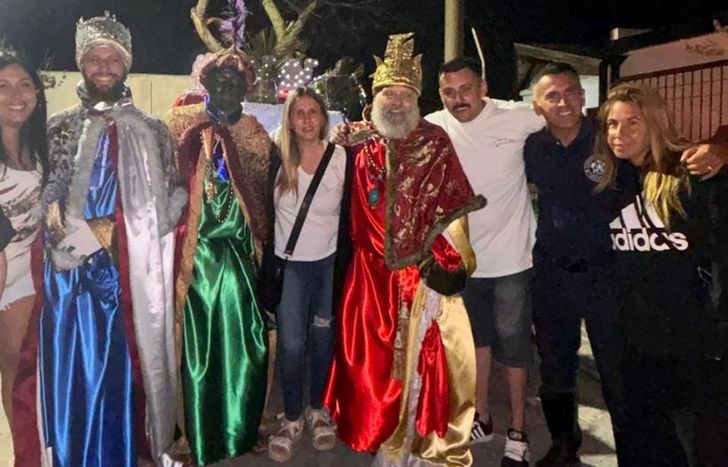 La familia Únales junto a los Reyes Magos, luego de una mágica jornada: misión cumplida.