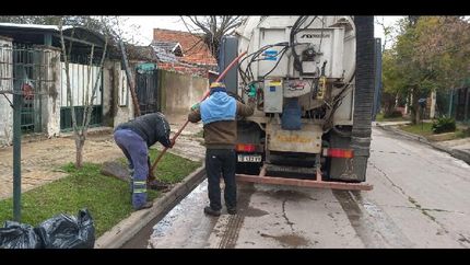 Limpian las bocas de tormenta para prevenir inundaciones en los barrios de Lomas