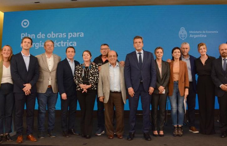 Massa con intendentes; entre ellos, Marina Lesci.