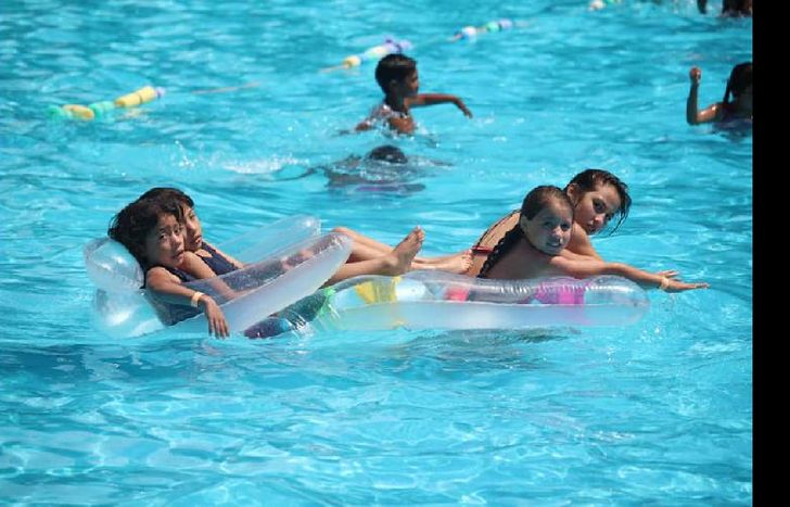 Sábados y domingos, las piletas del Parque de Albertina son para las familias.