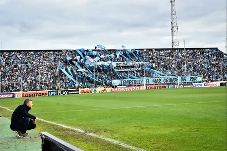 Nicolás Domingo piensa con el imponente marco de la popular.