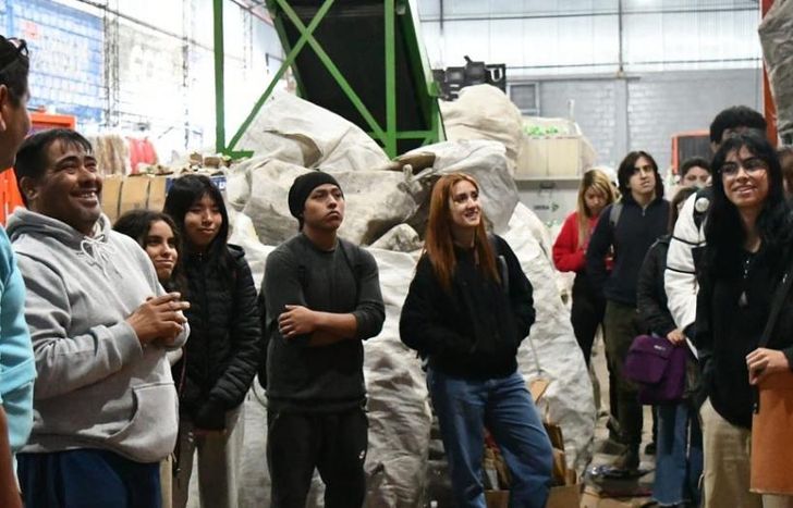 De la visita participaron jóvenes de los centros de estudiantes.