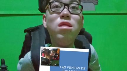 Favio, feliz de poder lanzar su primer libro.