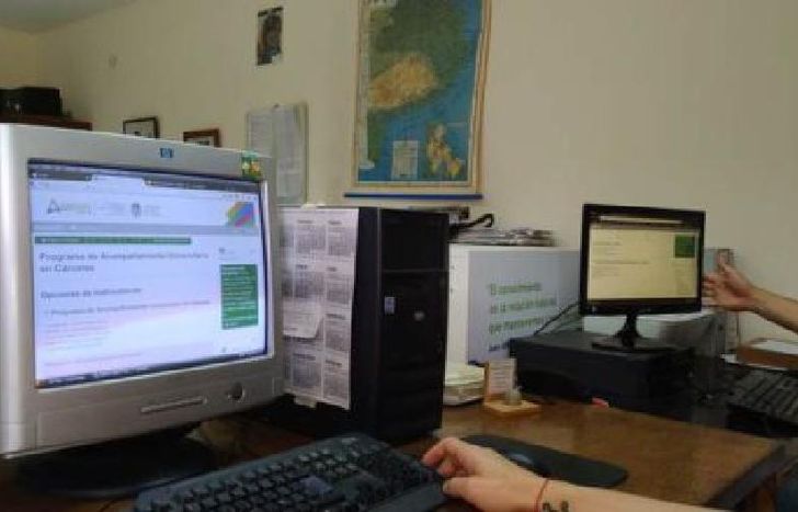 A través de una plataforma.