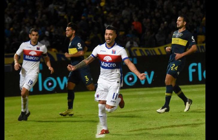 Janson, de penal, anotó un gol clave para acomodar el partido a su favor.
