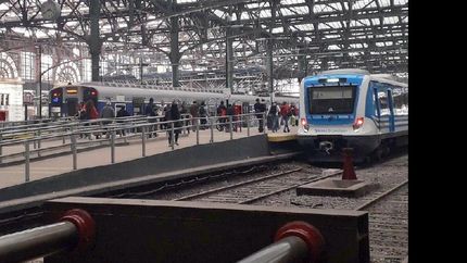 otra vez, el tren roca funciona con servicio limitado por un corte de vias en avellaneda