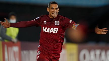 José Sand y su grito 160 con la camiseta de Lanús. José Sand y su grito 160 con la camiseta de Lanús.