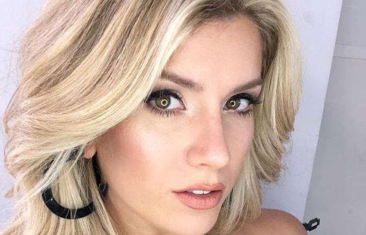 Vuelve a la ficción.