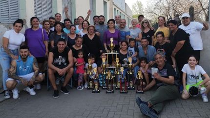 La delegación y los trofeos. Lomas quedó muy bien representada de la mano del Ballet Kakuy.