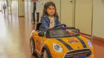 Los chicos entran en el vehículo al quirófano.