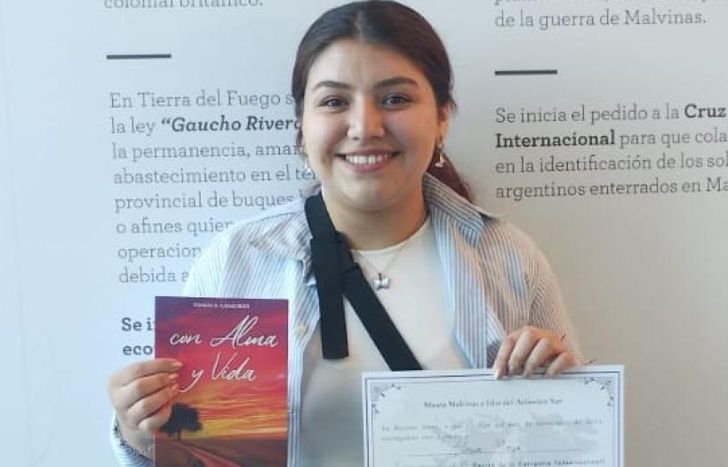 Feliz por el logro obtenido.