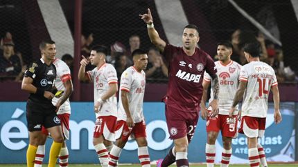 Ramiro Carrera festeja un gol de Lanús ante Instituto. Ramiro Carrera festeja un gol de Lanús ante Instituto.