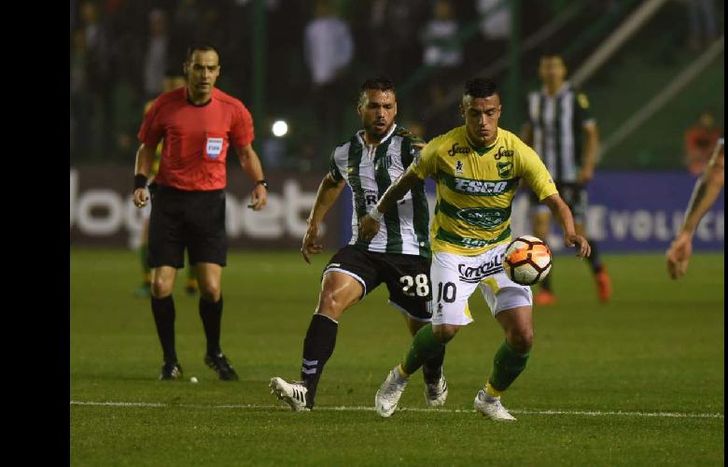 Miranda, de flojo partido, controla la pelota ante la marca de Calello.