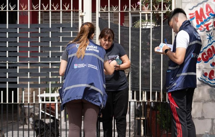 Los equipos de salud recorren hogares y comercios para hablar sobre las medidas de cuidado.