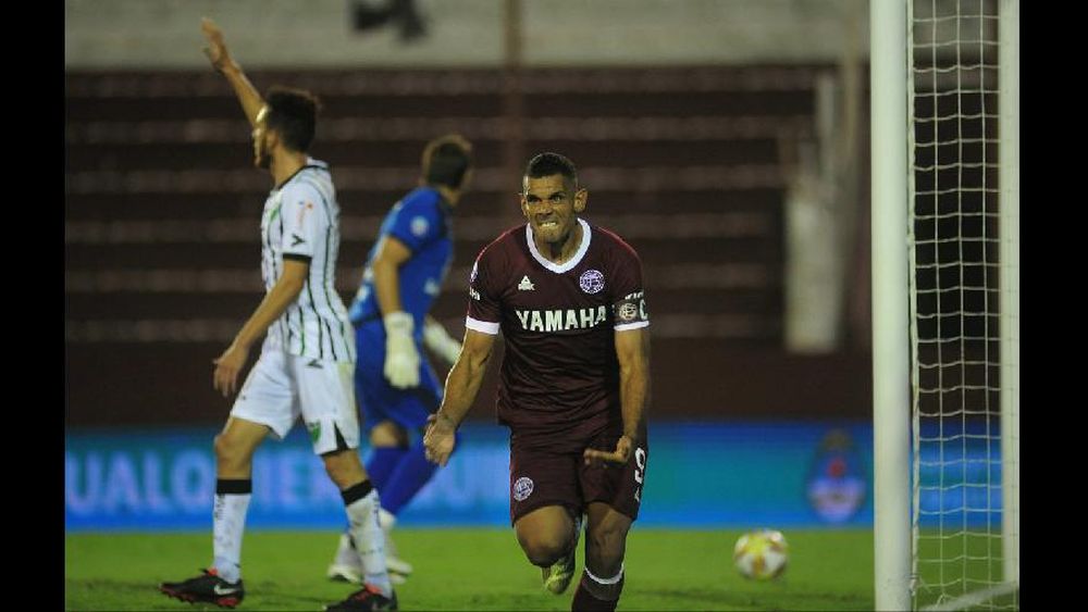 Lanús fue una sombra del equipo que acostumbra pero tuvo a Sand para salvarlo.
