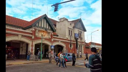 el hombre ofrecía el bebé en las inmediaciones de la estación local.