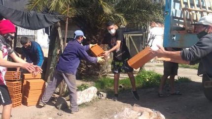 con la ayuda de la gente, construyo una casa para un vecino y sus cuatro hijos en albertina