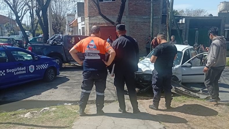 Defensa Civil y la Polic&iacute;a en el lugar del choque, en el barrio San Jos&eacute; de Temperley.