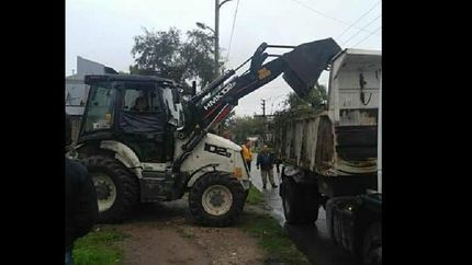 intensificaron la limpieza del arroyo del rey en varios puntos de llavallol