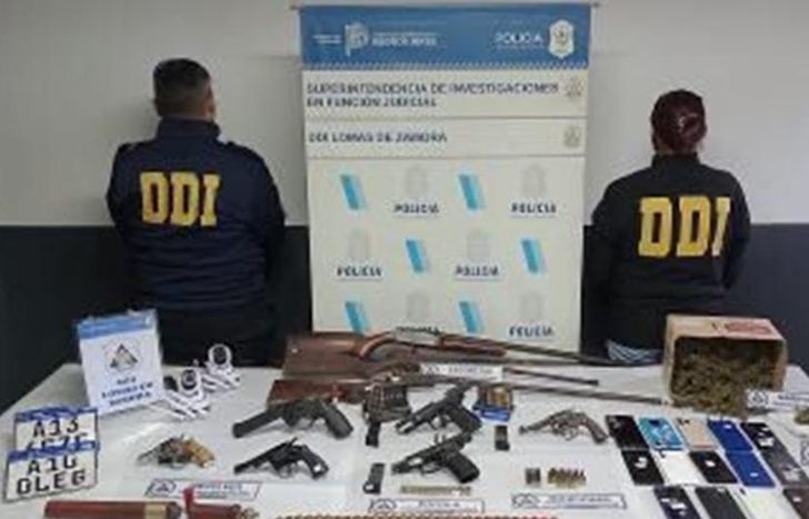 Incautaron armas, drogas y autopartes, entre otros elementos.