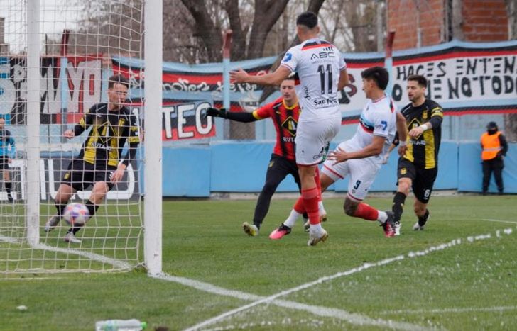 Mendoza marca tras el centro de Lavezzi.
