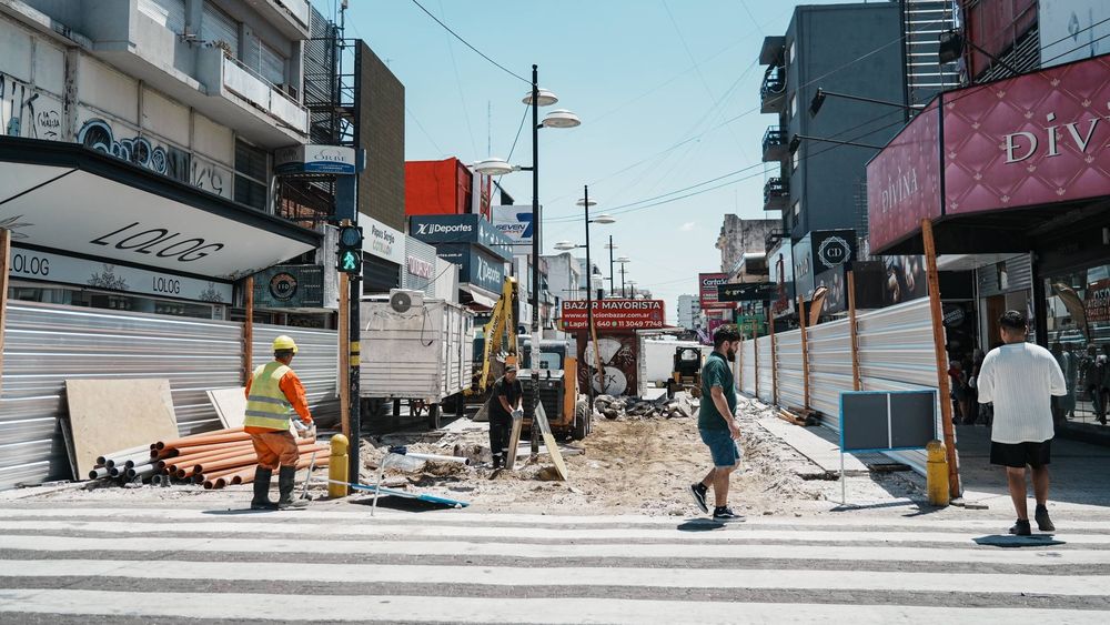 Sigue la renovación de la Peatonal Laprida, la calle más popular de Lomas de Zamora.