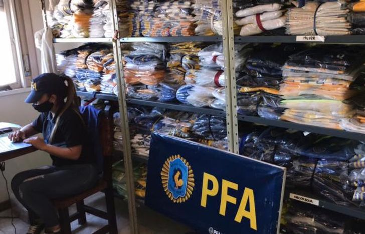 Secuestraron gran cantidad de indumentaria.