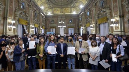 las autoridades bonaerenses firmaron el convenio.