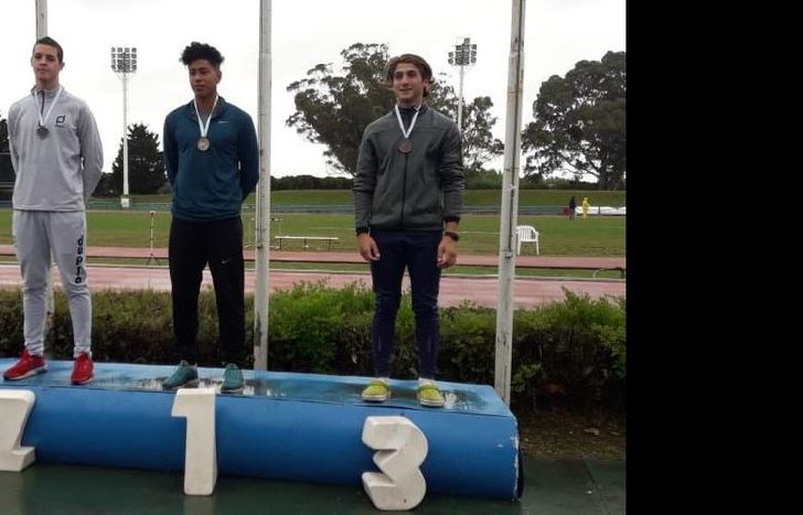 Con un tiempo de 10.17 segundos, se subió a lo más alto del podio.