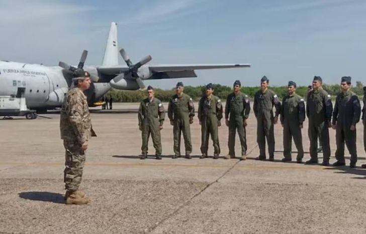 La tripulación del Hércules C-130, que repatriará a argentinos en Israel.