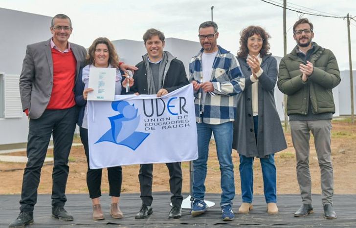 Kicillof encabezó una entrega de viviendas en el municipio de Rauch.