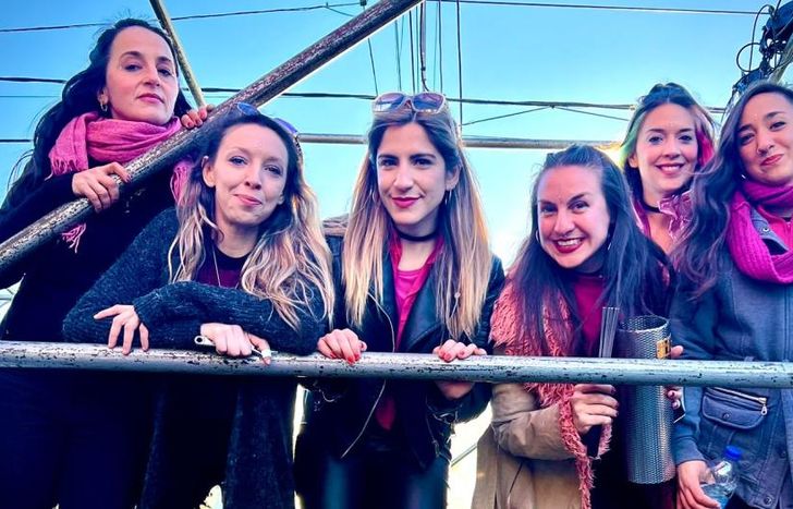 La banda empieza su camino, con la firme intención de triunfar en la escena.