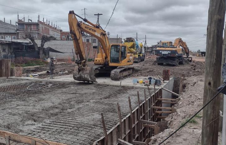 Edifican una planta con bombas hidráulicas y un canal de descarga.