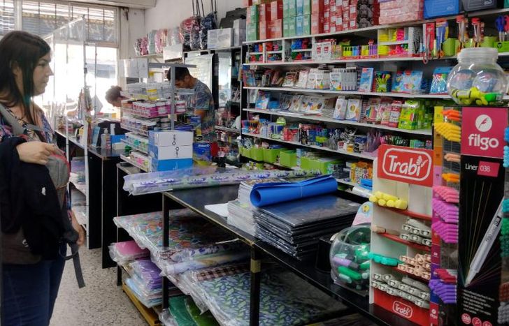 Los vecinos ya consultan precios y efectúan las compras.