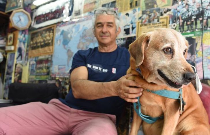 Jorge y Ozil, amigos y compañeros en la peluquería.