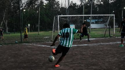 lomas suena con otro maradona: crearon 16 potreros de la comunidad