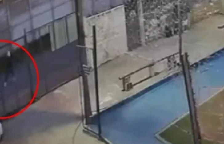 El ataque quedó filmado por una cámara de seguridad.